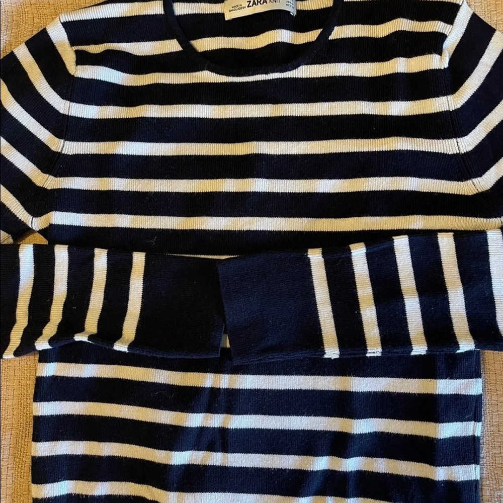 Zara Striped Sweater
Navy and white striped 
Great condition 
Medium